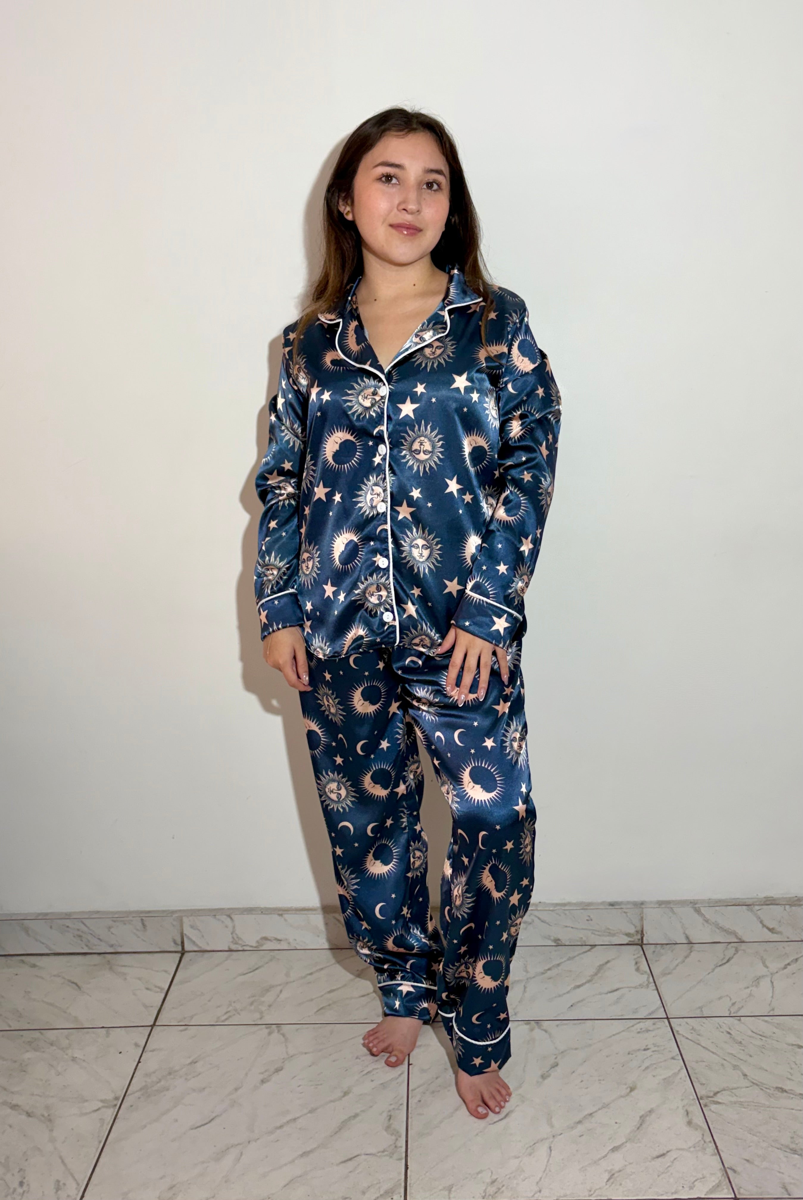 Modelo usando pijama Eclipse manga larga, diseño sofisticado y cómodo
