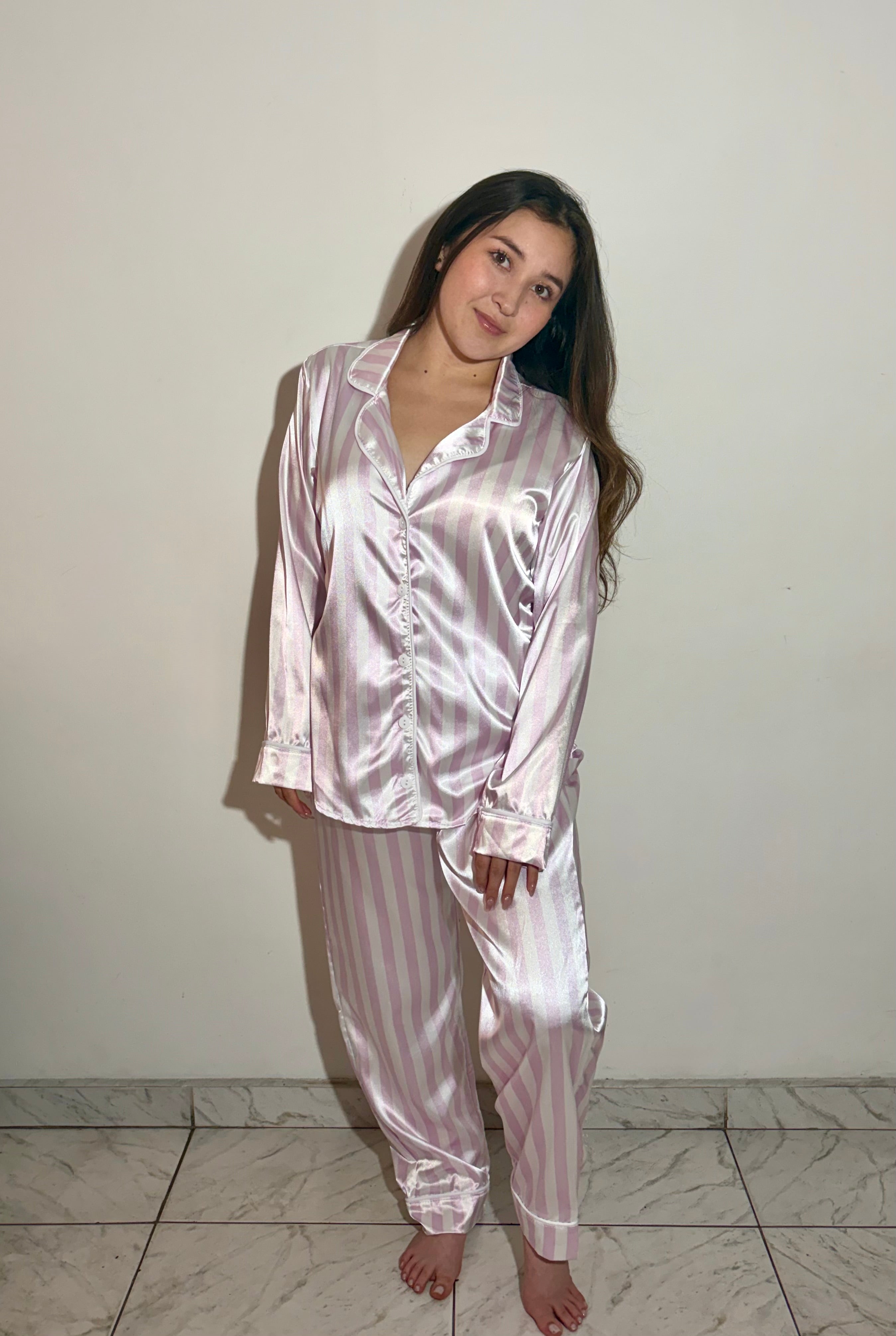Modelo usando pijama Rose Pearl manga larga, diseño elegante y cómodo
