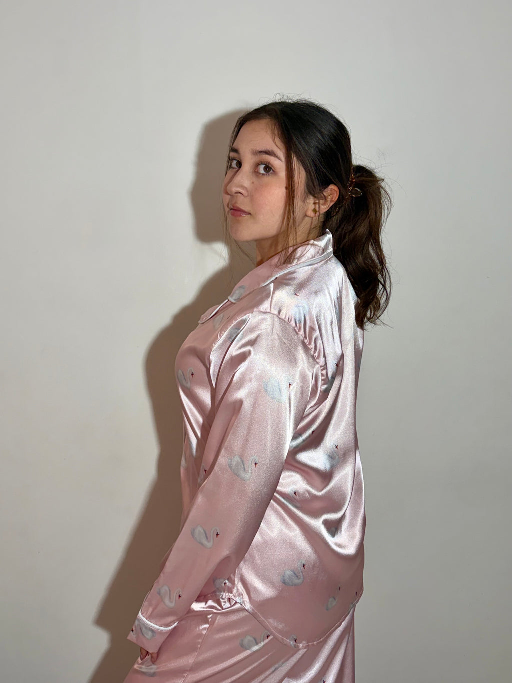 Modelo usando pijama Swan manga larga, diseño elegante y cómodo para descansar