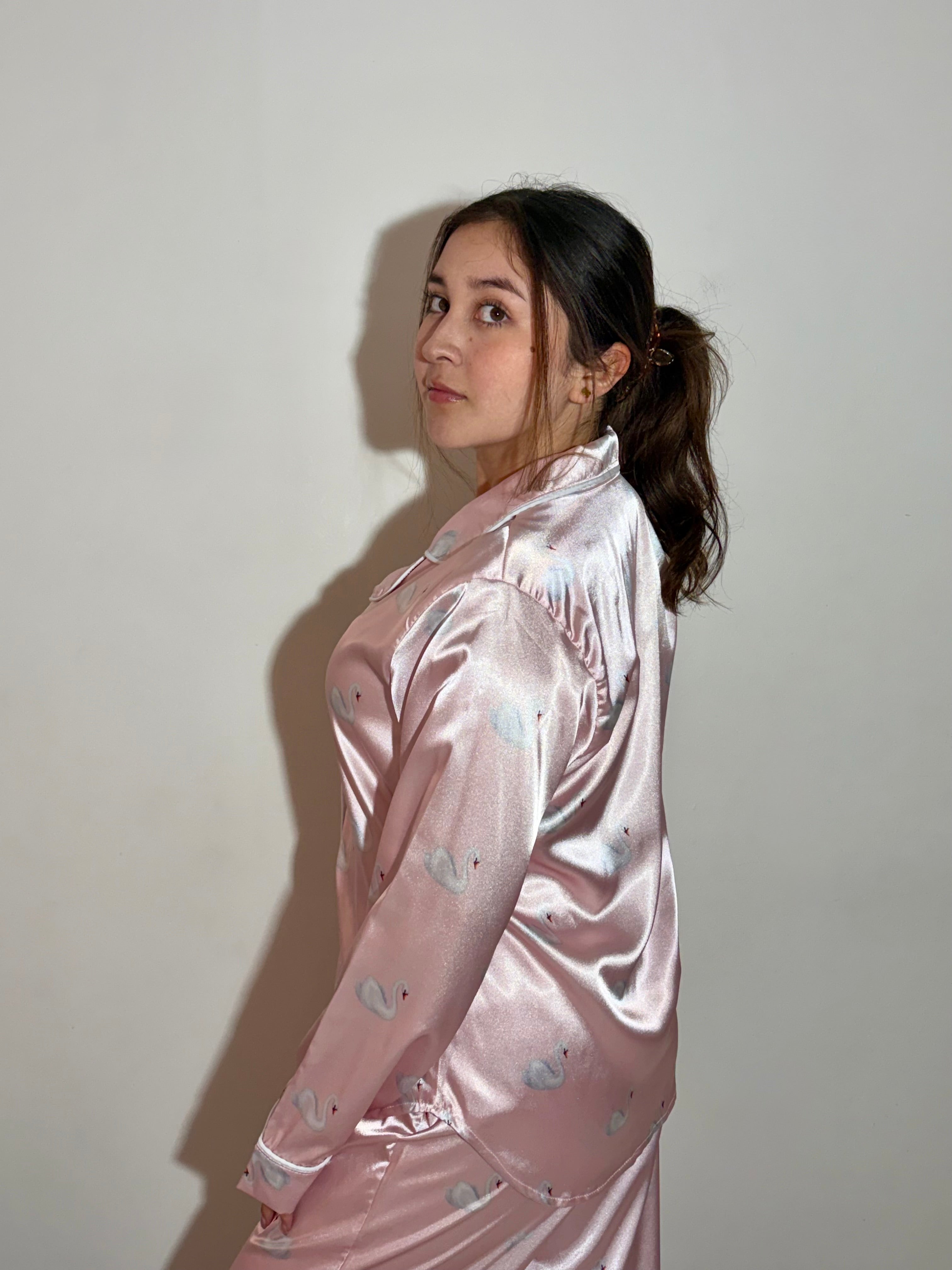 Modelo usando pijama Swan manga larga, diseño elegante y cómodo para descansar