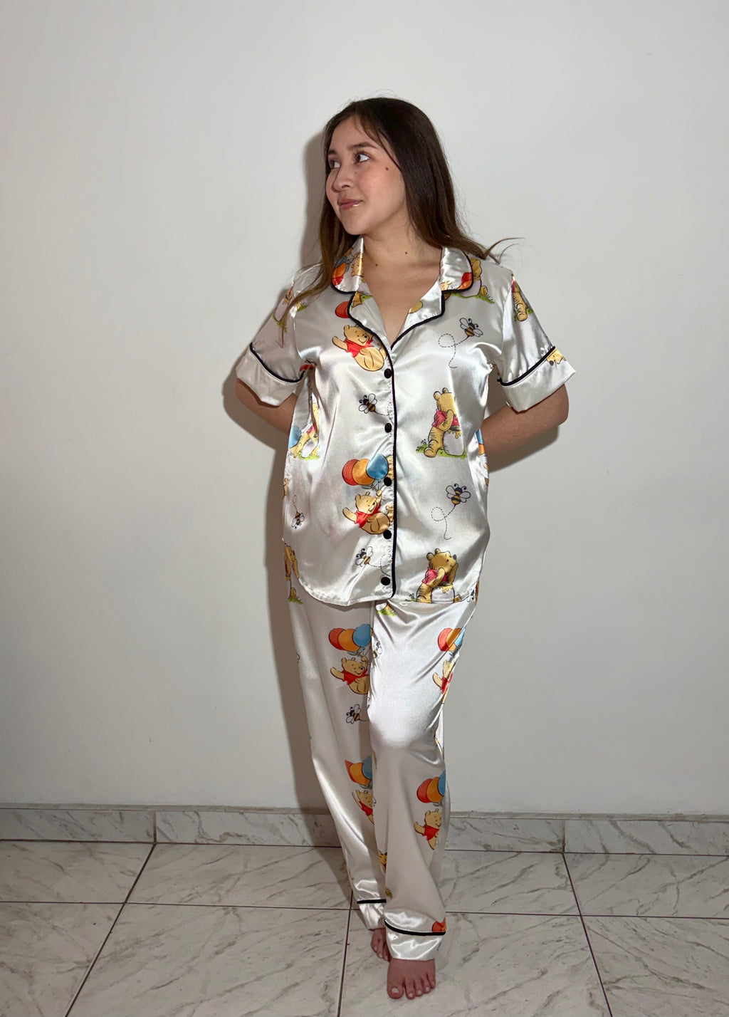 Modelo con pijama Winnie Pooh manga corta, estilo fresco y divertido