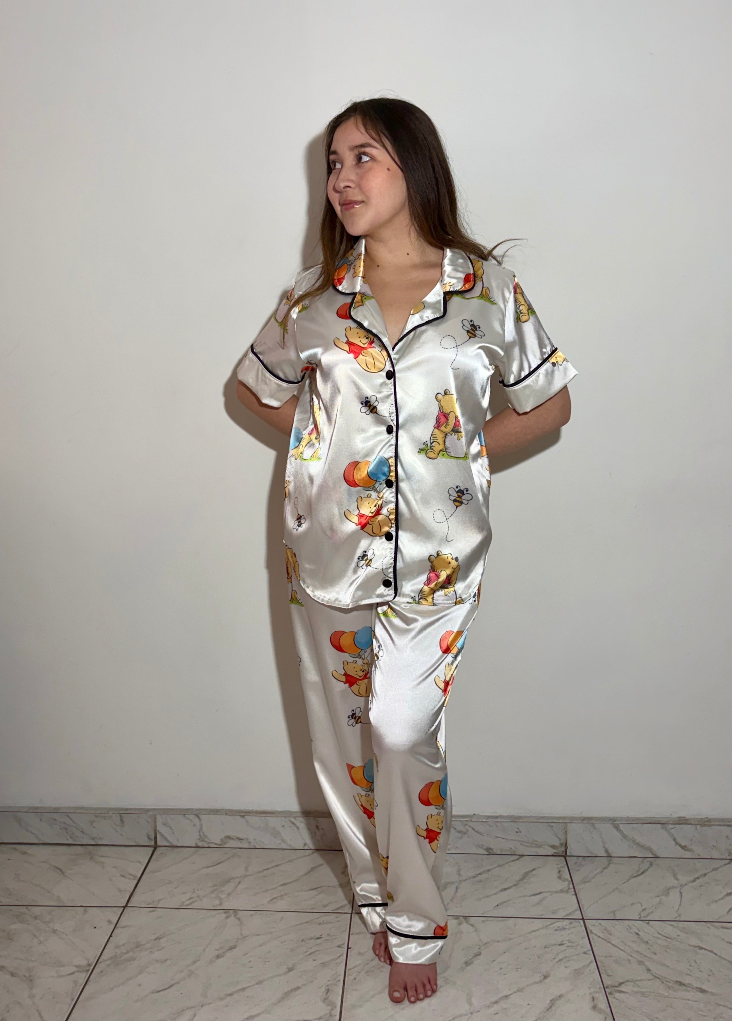 Modelo con pijama Winnie Pooh manga corta, estilo fresco y divertido