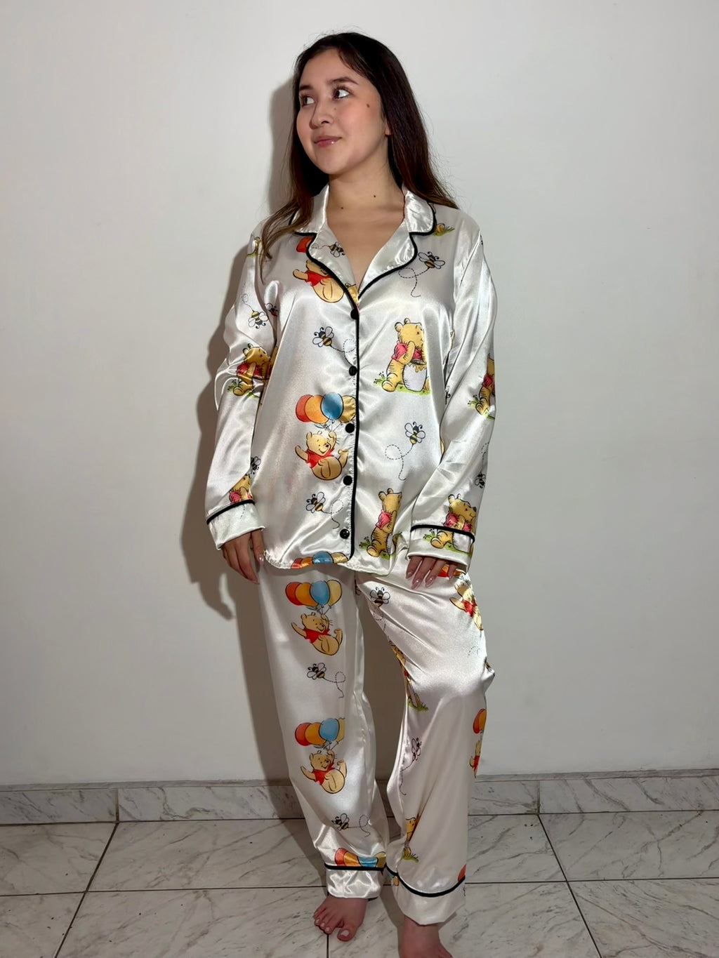Modelo usando pijama Winnie Pooh manga larga, diseño cómodo y femenino