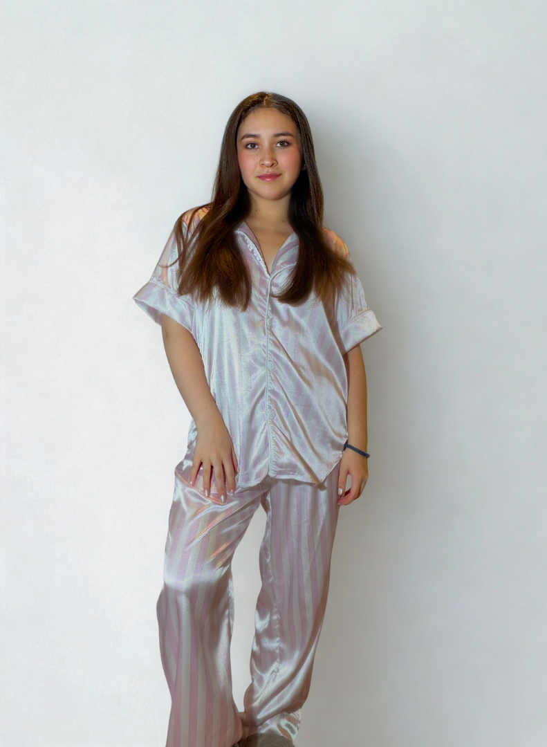 Modelo con pijama Rose Pearl manga corta, estilo femenino y fresco