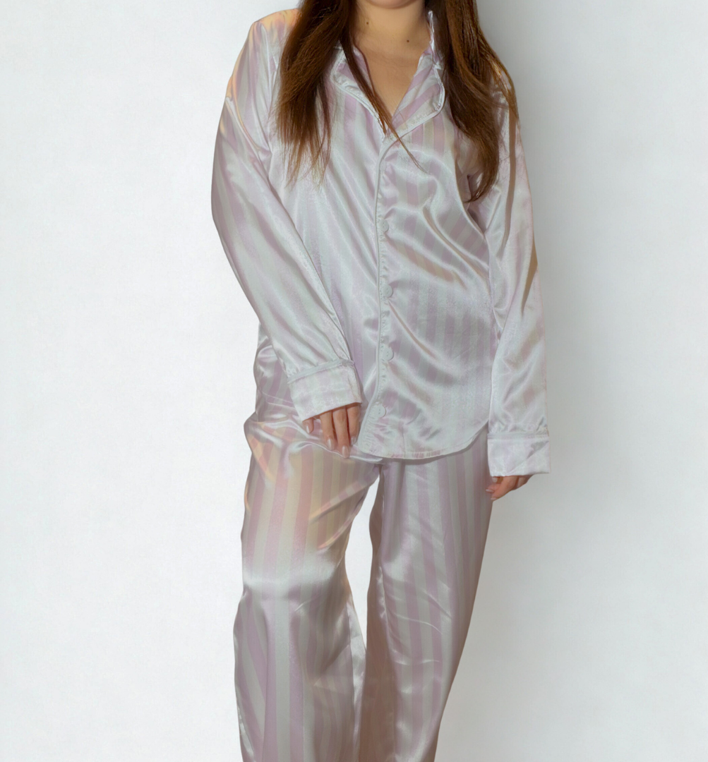 Pijama Rose Pearl en modelo que destaca con su brillo y color