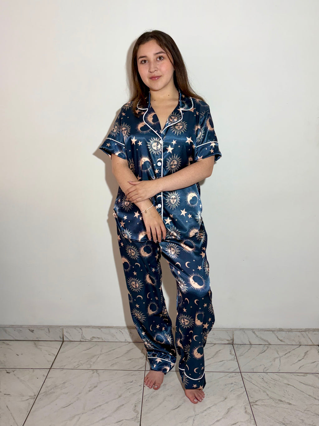 Modelo con pijama Eclipse manga corta, estilo elegante y fresco