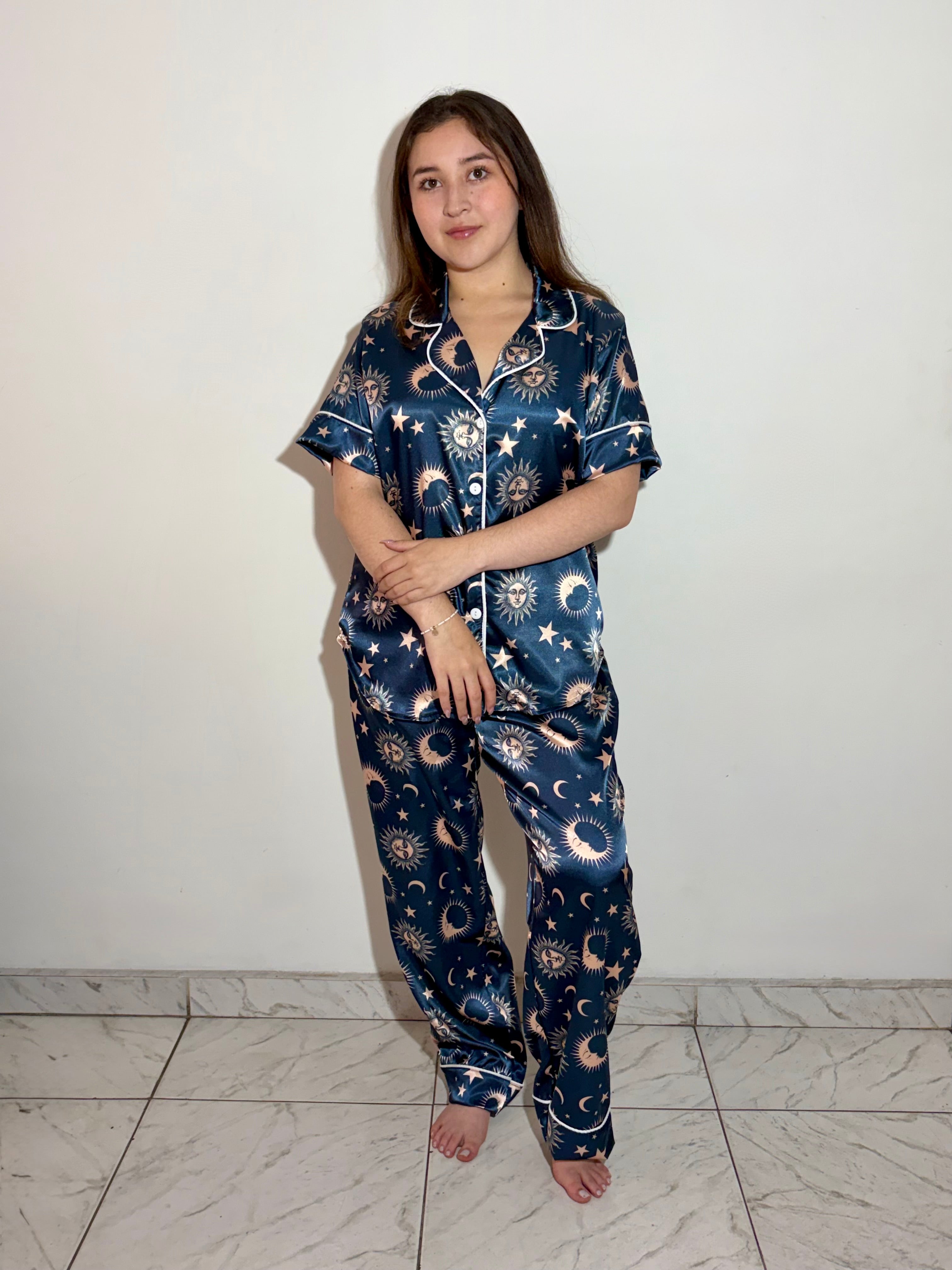 Modelo con pijama Eclipse manga corta, estilo elegante y fresco