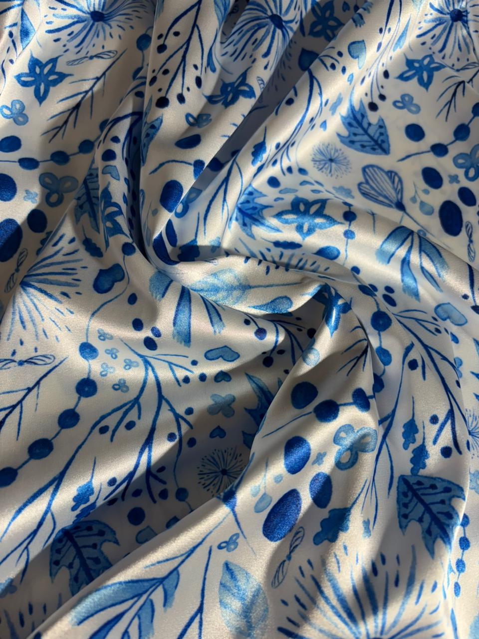 Detalle de tela suave de pijama Blue Bloom con estampado floral, textura ligera