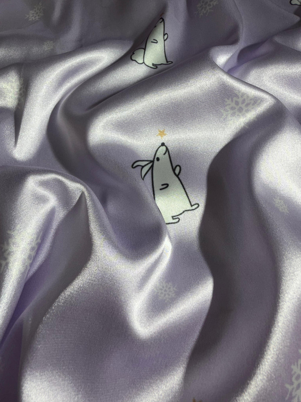 Detalle de tela suave de pijama Winter Bunny con estampado de conejos