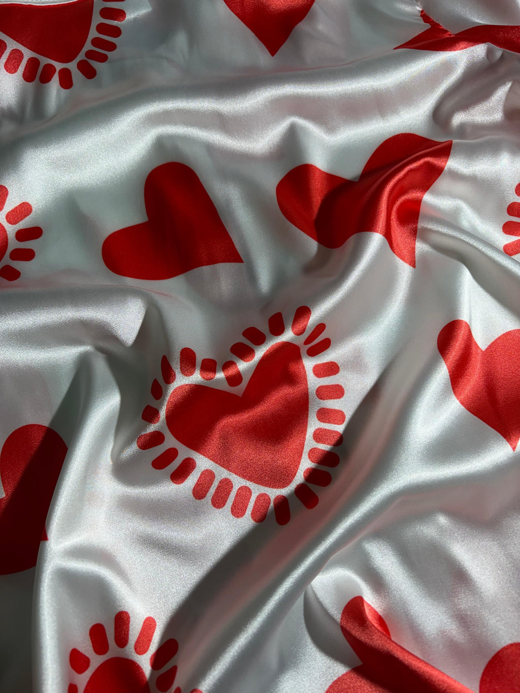 Detalle de tela suave de pijama Lovely Heart con estampado de corazones, textura ligera