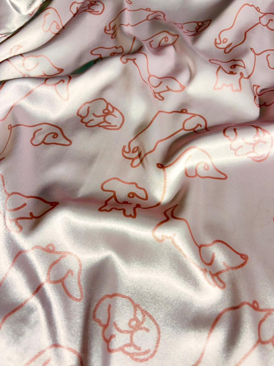 Detalle de tela suave de pijama Doxi Puppy con estampado de perros salchicha, textura cómoda y ligera