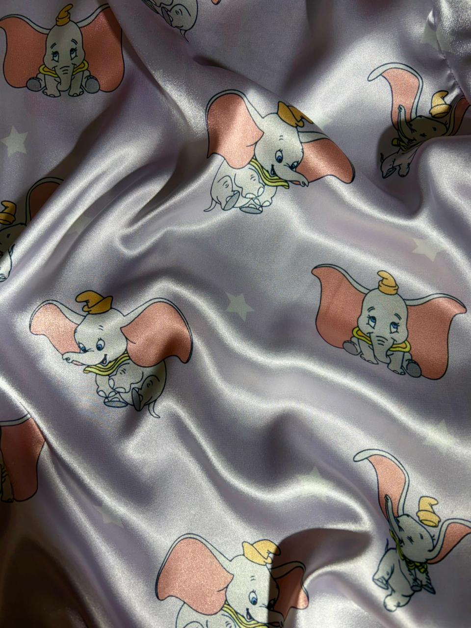Detalle de tela suave de pijama Dumbo con estampado del personaje