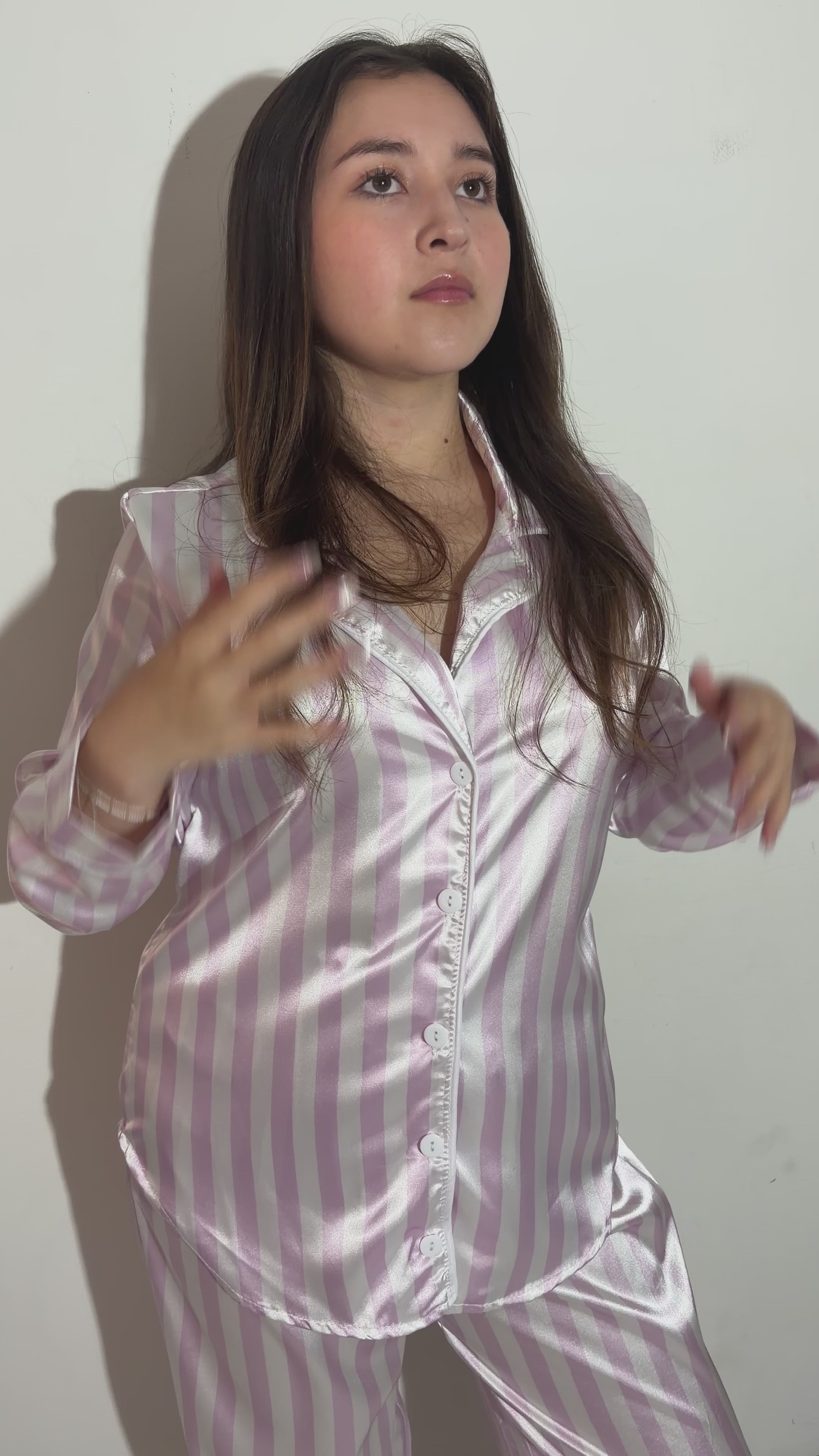 Video de pijama Rose Pearl mostrando movimiento y suavidad de la tela