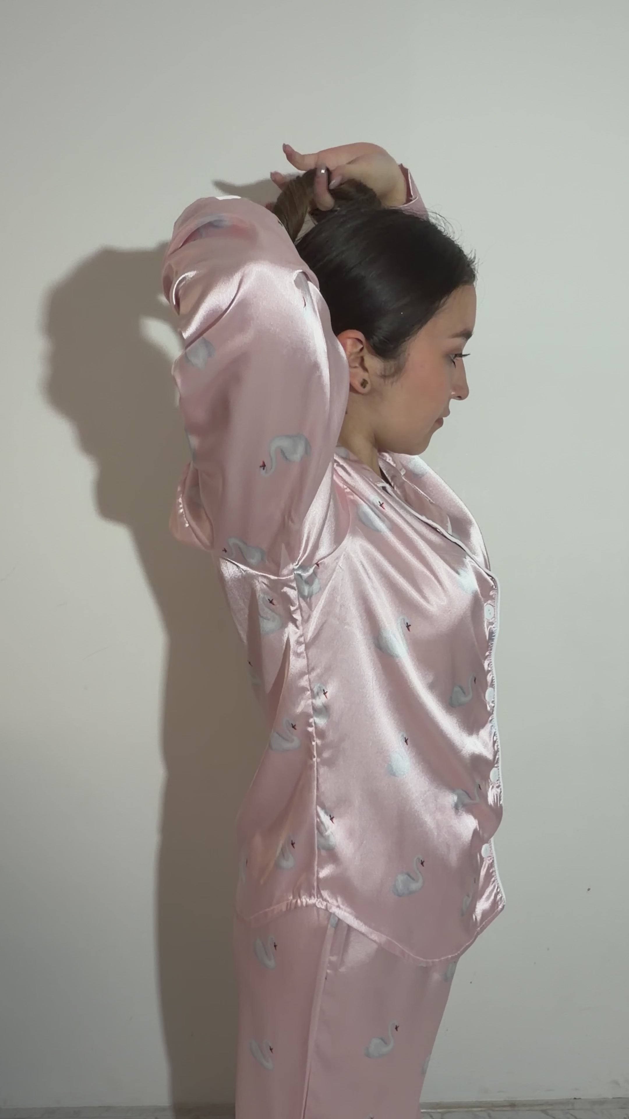 Video de pijama Swan mostrando movimiento, caída de la tela y ajuste cómodo