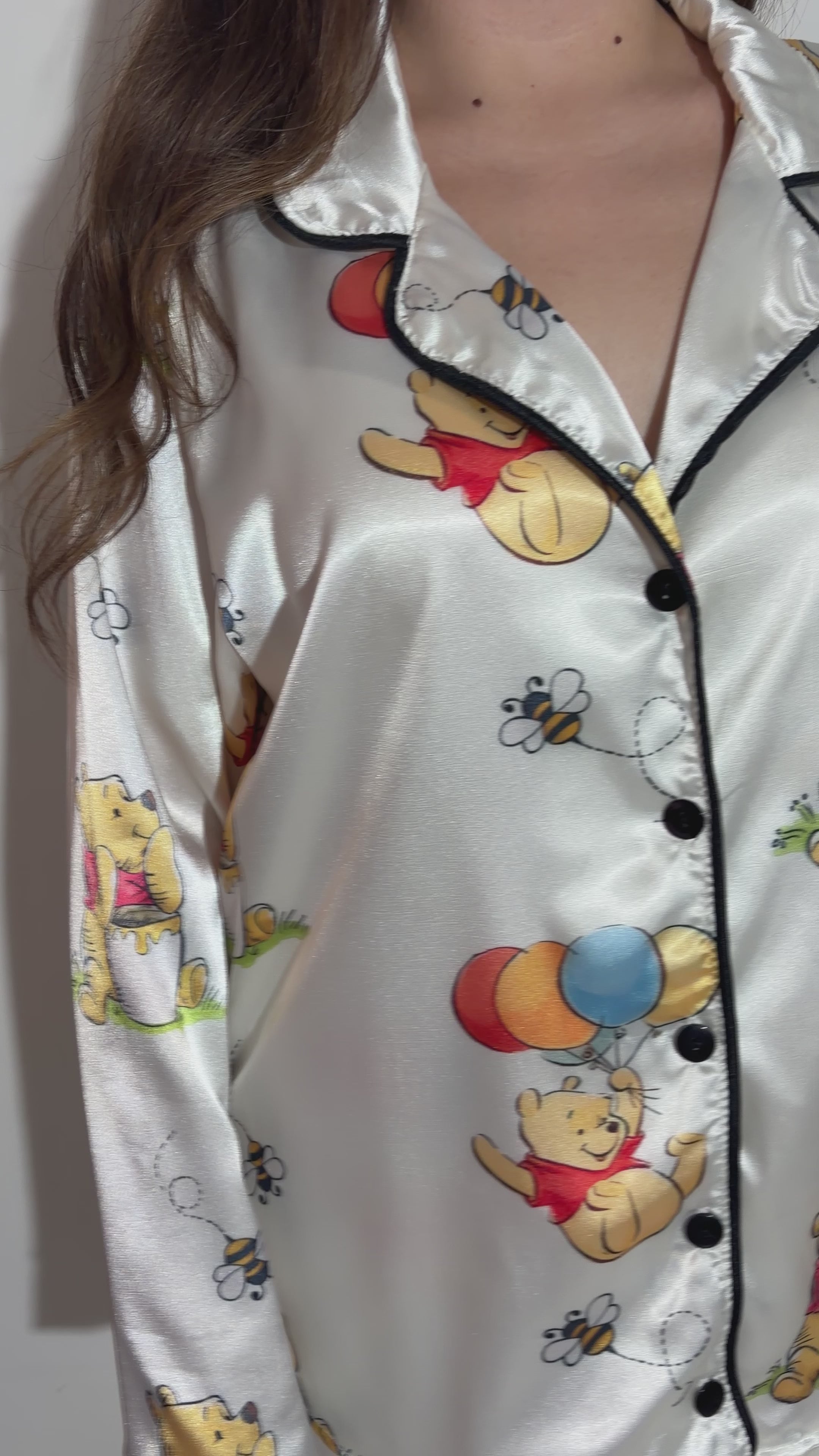 Video de pijama Winnie Pooh mostrando ajuste, suavidad y movimiento