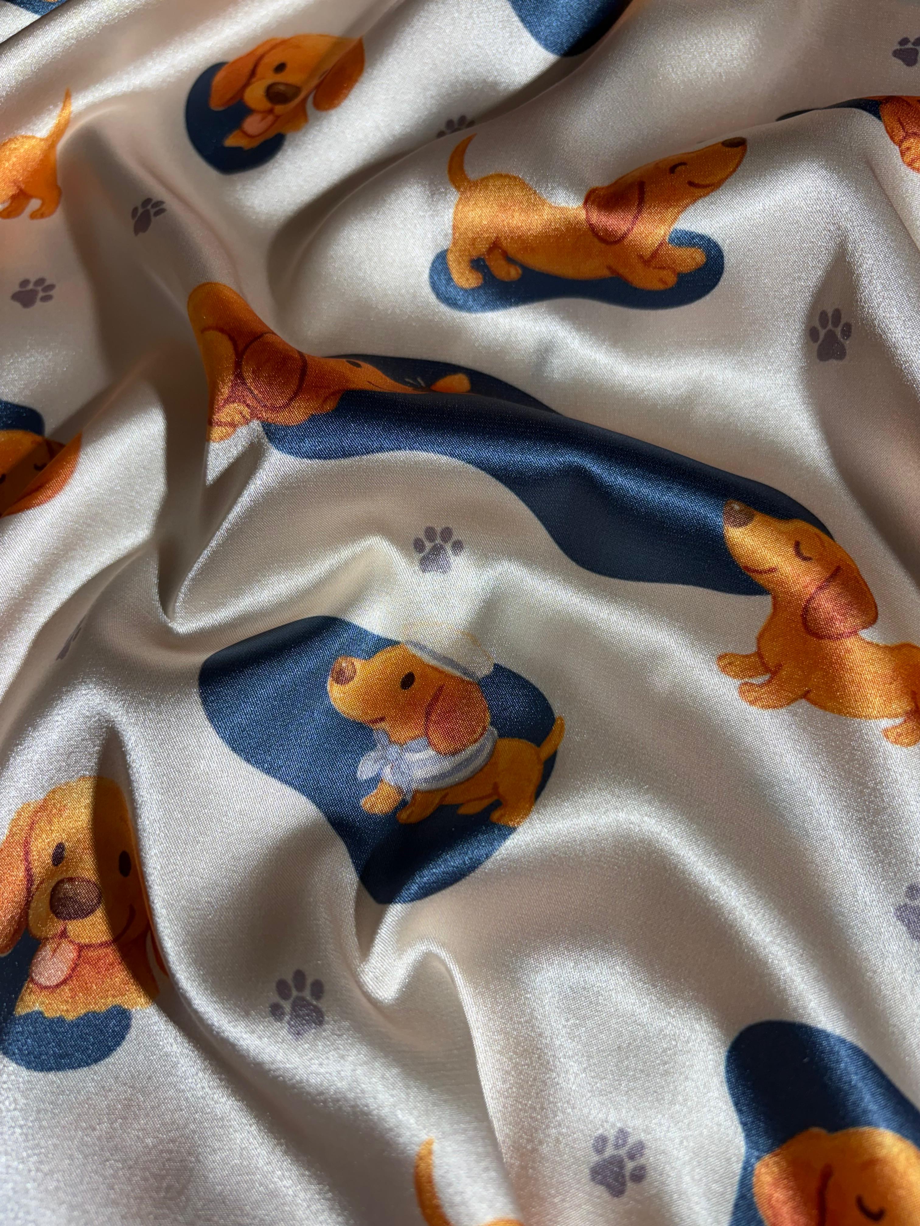 Detalle de tela suave de pijama Salchi Nights con estampado de perros salchicha