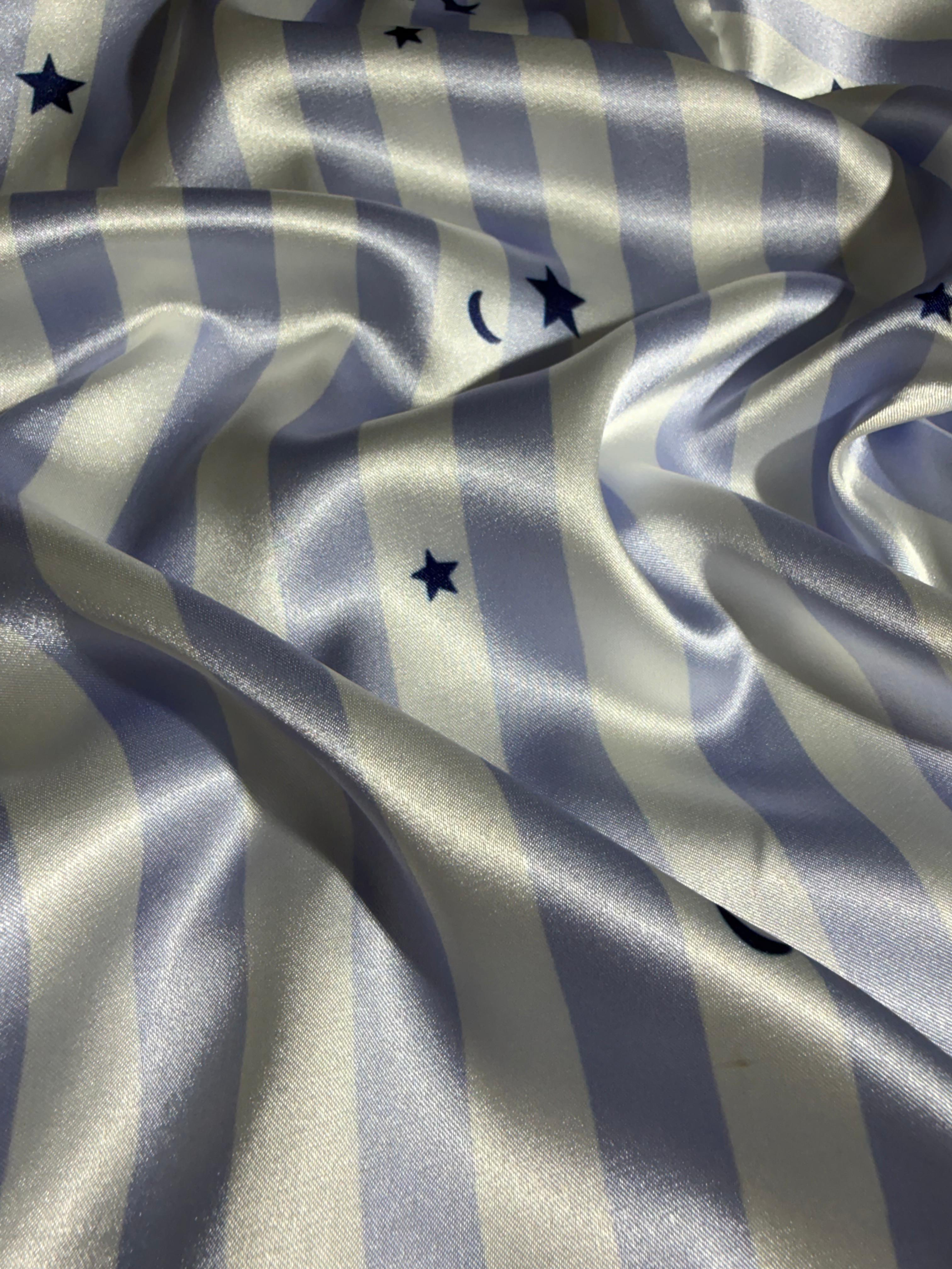 Detalle de tela suave de pijama Starry Stripes con estampado de rayas y estrellas