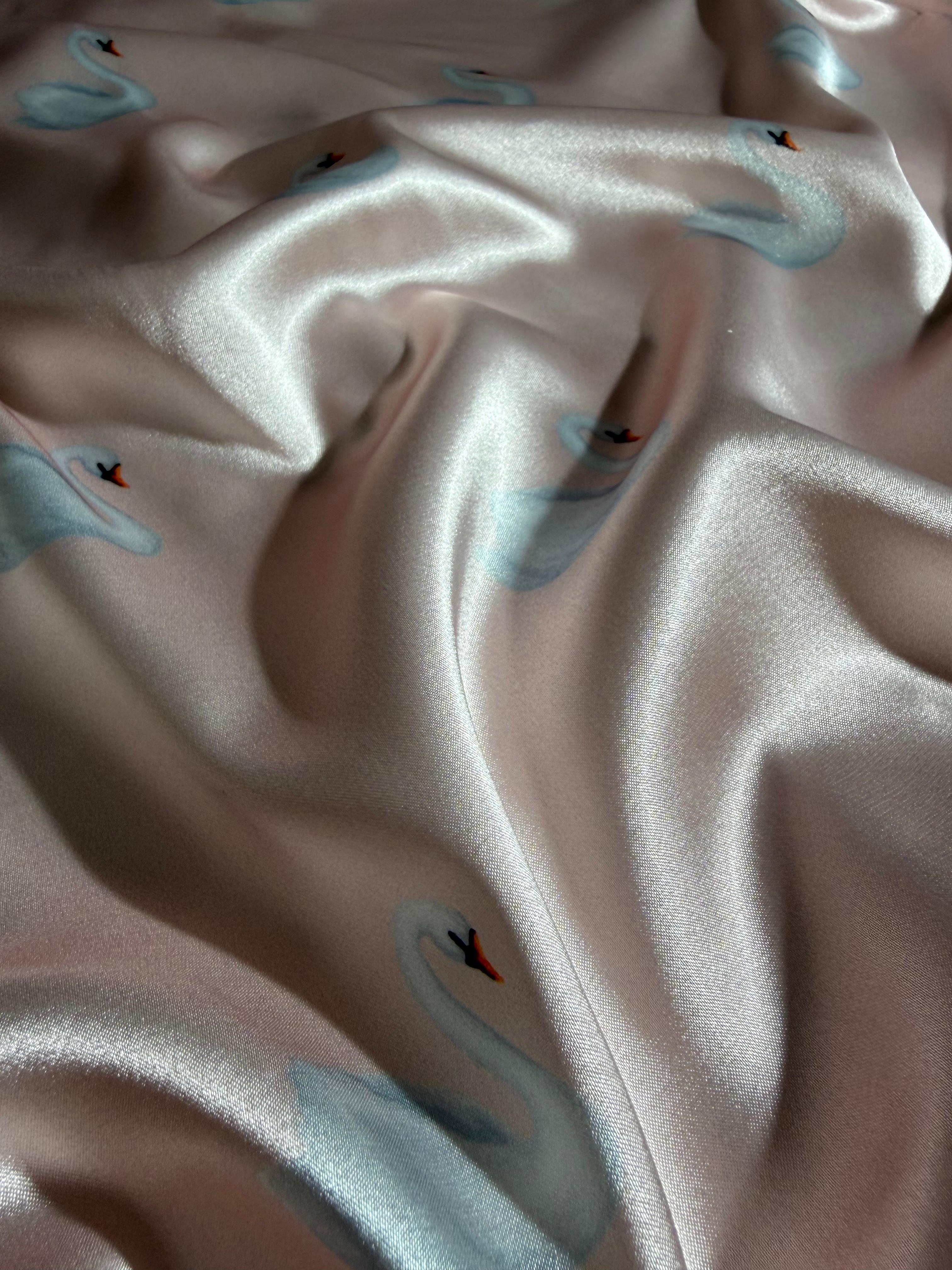 Detalle de tela suave de pijama Swan con estampado de cisnes, textura ligera y delicada
