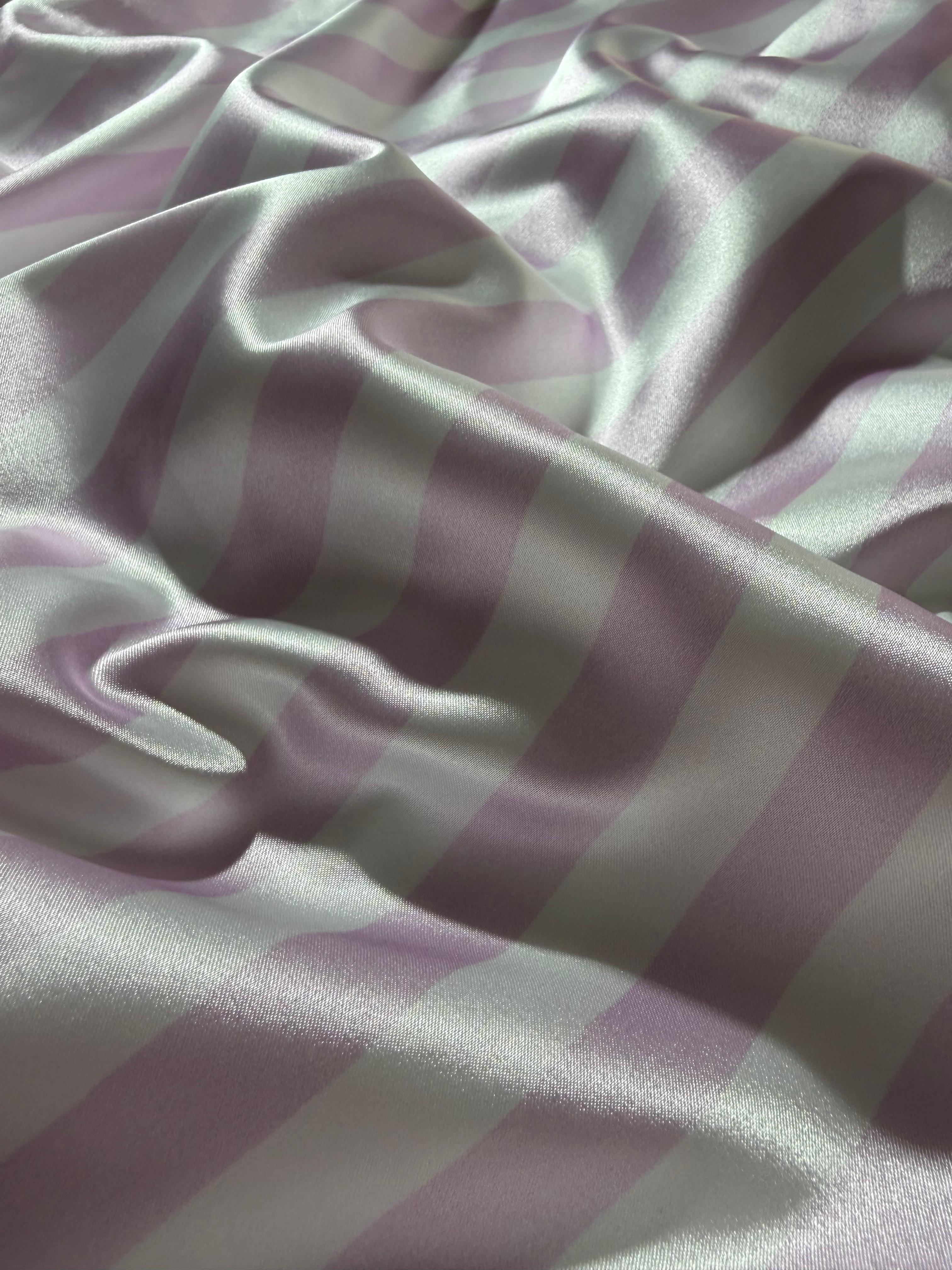 Detalle de tela suave de pijama Rose Pearl, textura ligera y cómoda. Diseño a rayas.